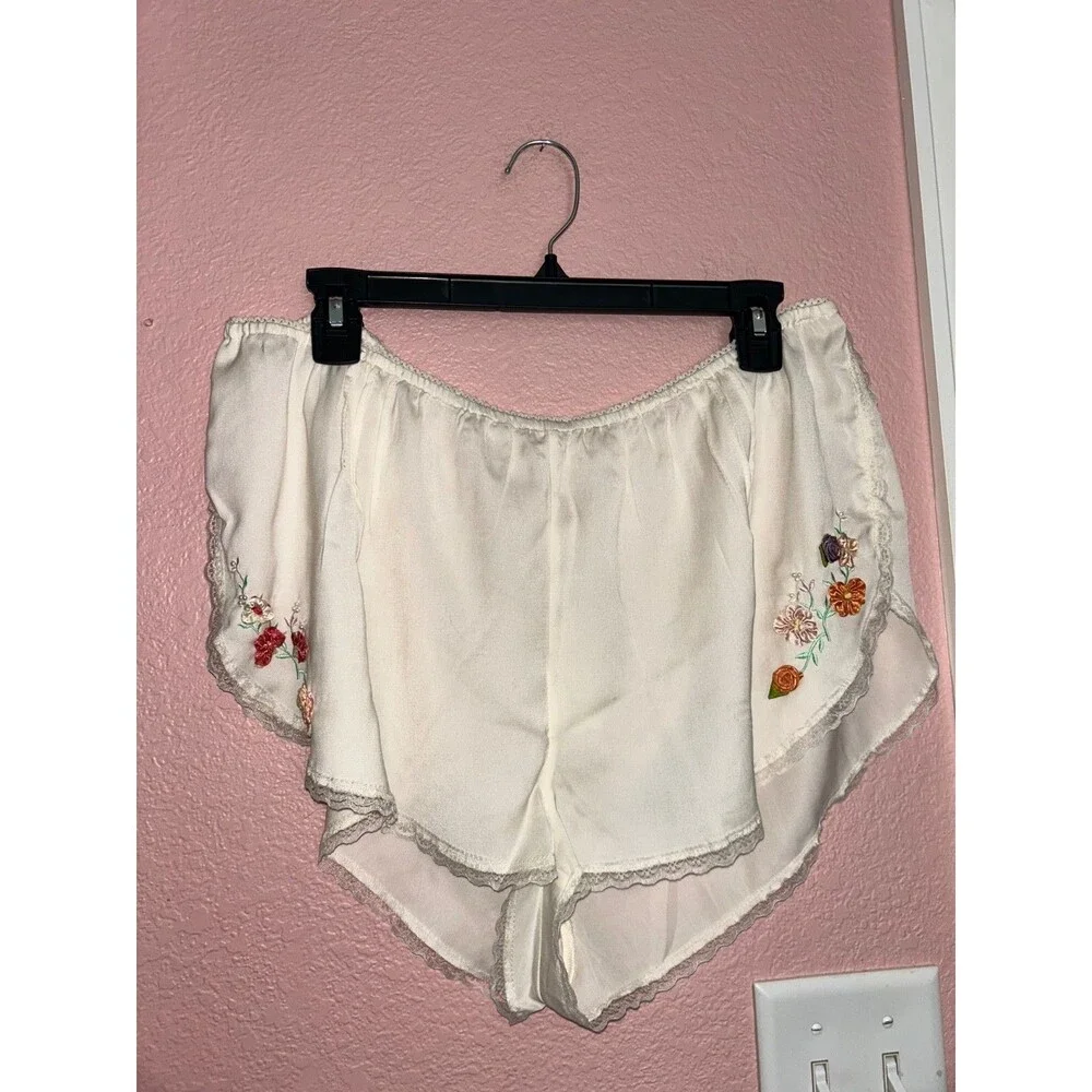 Anthropologie LyreBird Womens Rosette Embellished Silky Dolphin Short size L NWT - Picture 4 of 11